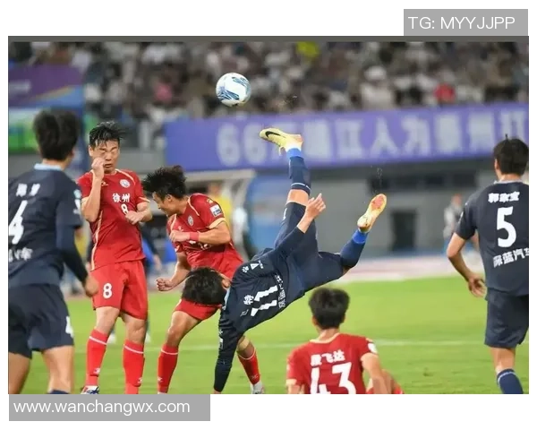 足球明星在场上激烈对话展现团队默契与战术交流的精彩瞬间